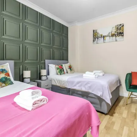 Experience Comfort & Style Cosy Private Room In Roundway London